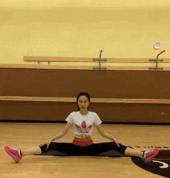 老板|搞笑GIF趣图：?新来的妹子很勤快又能干，难怪老板提拔她当秘书