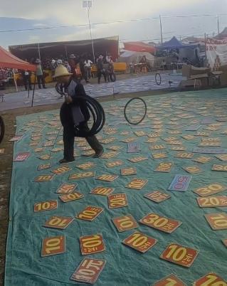 套圈|用自行车胎套圈你见过吗？遍地都是“钱”，圈到都是你的