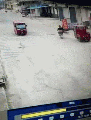 感觉|搞笑gif趣图:美女,这才是真正的技能,可以随意切换的一字马!