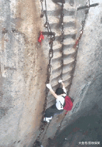 陡峭|搞笑GIF：这么陡峭的台阶你敢上吗？看得我腿都软了
