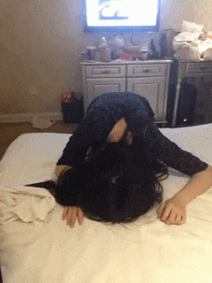 妹子|搞笑GIF趣图：台风确实好大哦，吹得摄影师拿不住机器