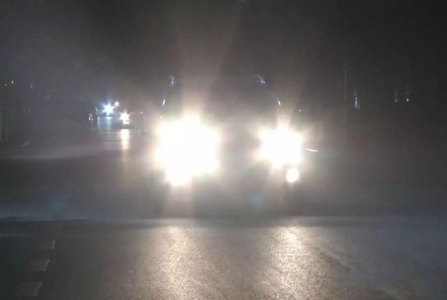 后车开远光灯,前车故意急刹车,出事故谁负责?交警给出了解释!