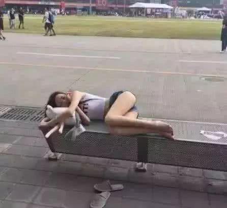 背影|妹子，你这光天化日之下睡得如此安稳也不怕色狼？