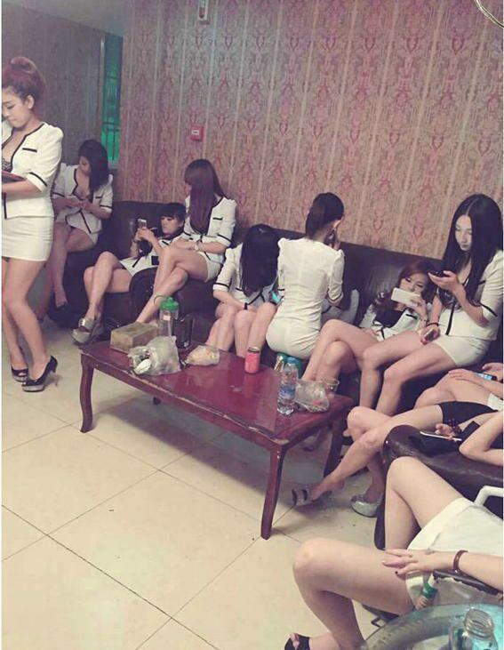 卫校|最近生意不好，姐妹们都躺在家玩手机！