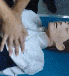 野蛮|搞笑GIF趣图：哥们，你这样野蛮的救人方法，是救不活人的！