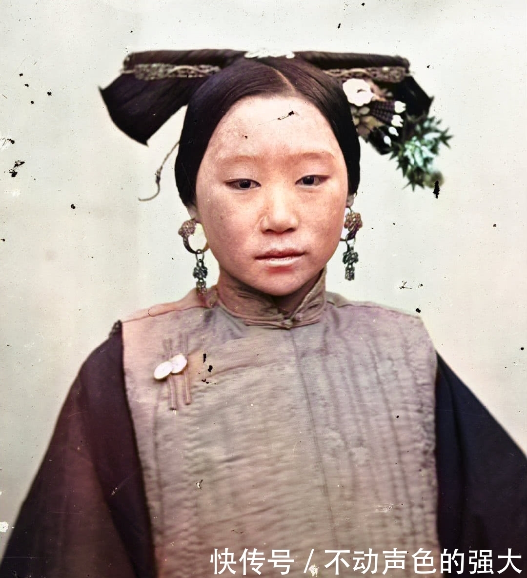 晚清碎影1869年的头饰华美的满族女子彩色老照片2