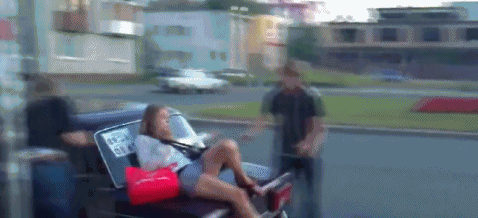 妹子|搞笑GIF：好心办坏事，你还摆造型，还不快跑呀！