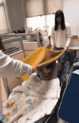 这是|爆笑GIF趣图: 这是做的什么发型啊！这还能出门吗？