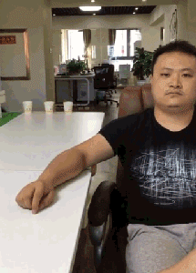 售货员|搞笑GIF趣图:大哥，你的气质真是不一般啊，雪茄一定很有味道吧！