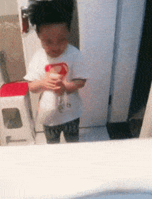 非洲|搞笑GIF: 这非洲老婆真的不想要了, 基因太强大了！