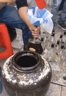 表哥|搞笑GIF趣图：妹子，都这么大人了，还这么怕打针