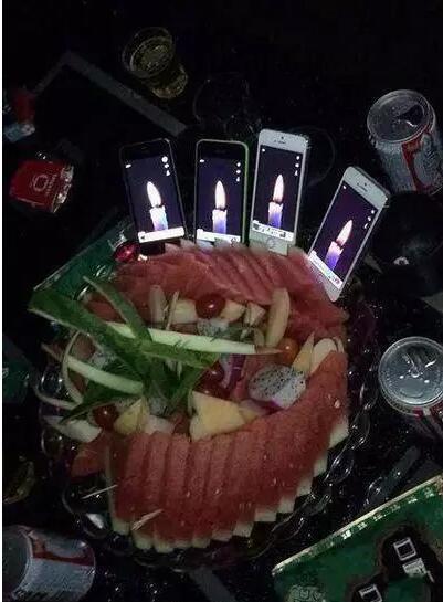 巧妙|哥们伪装的不错啊很巧妙，可是眼睛还是出卖了你