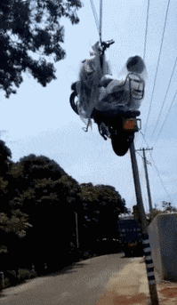 电动车|奇葩！电动车悬在半空中，接连电线杆充电？