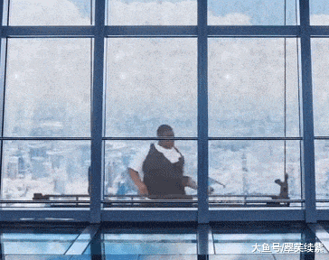 废人|搞笑GIF：我和理发师说要一个既古典又时尚的发型，别理我了，我差不多是个废人了