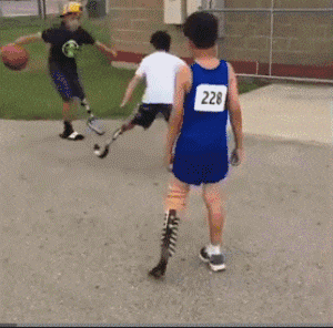 融为一体|搞笑GIF：如今摩托车和这棵树已经融为一体了。