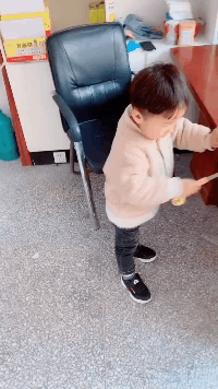 孩子|搞笑GIF：一看这孩子就是个当木工的料！