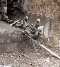 妹子|搞笑GIF:坐电梯遇到的姑娘,她看我的眼神好怪哦!