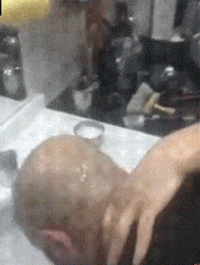 秃头|搞笑GIF：这样放摩托，应该没有人能偷走了吧