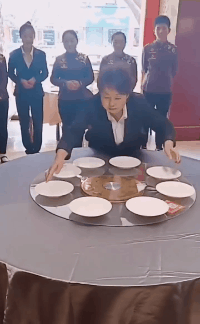 老娘|搞笑GIF:这才是真正的老娘出马,一个顶两!