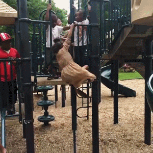 家子|搞笑GIF:不小心踩到,会不会痛!