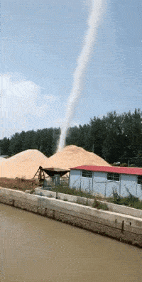 洗车店|搞笑GIF趣图：美女回农村好几天了，现在出不去，在家都无聊死了！