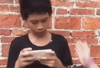 哥们|搞笑GIF：两位姑娘看上去关系不是很好，看眼睛就知道了