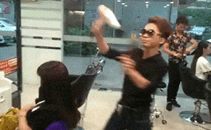 是在|搞笑gif趣图:感觉右边的人,不是在攀岩了,是在飞