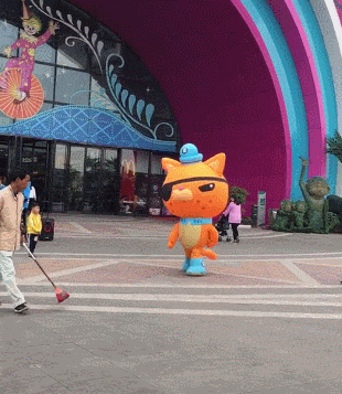 拐弯|搞笑GIF: 如果人的腿不能拐弯, 走路会时是什么样