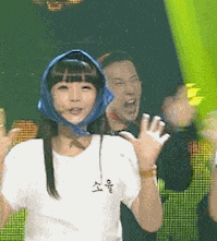 大叔|美女你挡住我看后面大叔的表演了，麻烦你让一让！