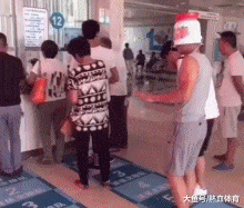 特殊|搞笑GIF:这个男人用一个特殊的方式。。。