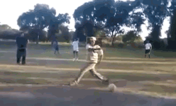 太郎|搞笑GIF趣图:大哥,你在玩球,还是球在玩你