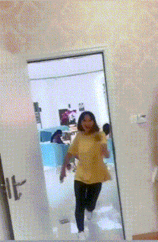 厌弃|搞笑GIF:姑娘一点都没有厌弃!