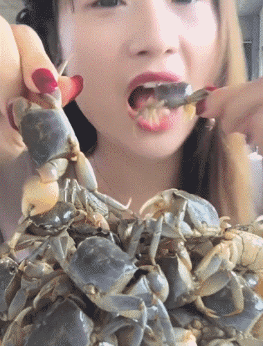 小娘|小娘们一言不合就趴墙头,隔壁大叔乐坏了,细心的王大妈找到亮点