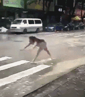 妹子|爆笑GIF：妹子你这是吃饱了没事做了吗