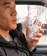 发型|搞笑动态图GIF: 不知道停车后，狗子的发型是怎样的。