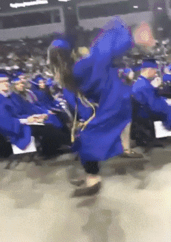 搞笑|搞笑GIF动图:美女走的好好的,就被一头猪看上了,男朋友还被踢走了?