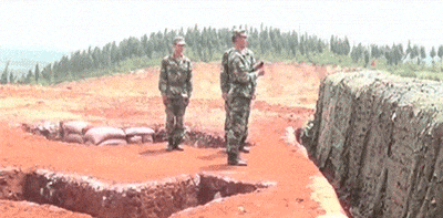 线呢|搞笑GIF：都说藕断丝连，手机还连着耳机线呢，兄弟，尴尬了吧