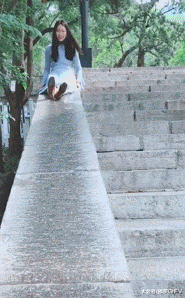滑梯|搞笑GIF：很多年没玩过这样的滑梯了，很值得怀恋