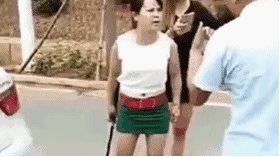 搞笑|搞笑GIF动图:美女走的好好的,就被一头猪看上了,男朋友还被踢走了?