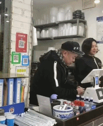 妹子|搞笑GIF：这幅表情是不是想说明你现在很不服气？服不服气都一样，人家比你有钱