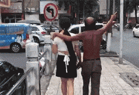 侄女|搞笑GIF趣图:大爷，看着你这样，单身的我心里很受伤啊！