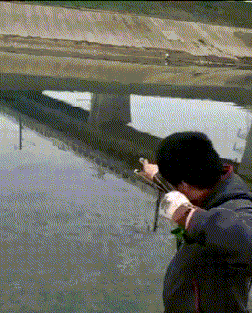 小样|搞笑GIF:没有想到这哥们不是和我打招呼,搞得我好尴尬