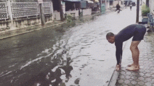 儿子|搞笑GIF趣图:哥们,感觉还不错吧,没想到一下就练成了一字马!