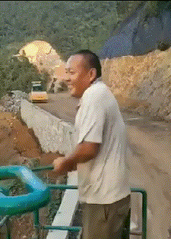 这是|搞笑GIF动图：那一天，他开心的像个孩子