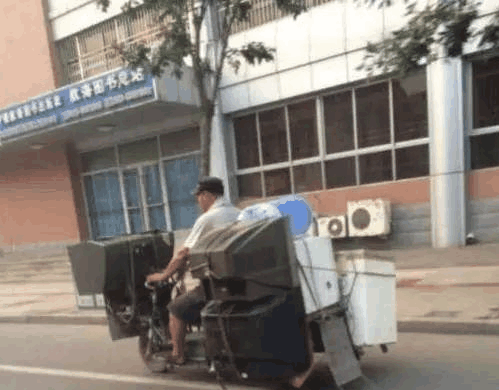 大哥|爆笑GIF: 大哥, 这艘友谊的小船说翻就翻了