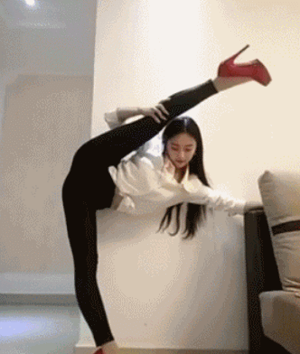 妹子|搞笑GIF趣图：要不要提醒下妹子，皮带忘记扣上了