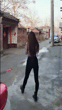 洗车店|搞笑GIF趣图：美女回农村好几天了，现在出不去，在家都无聊死了！