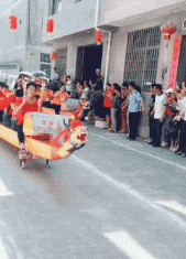 秦王|搞笑GIF图: 不好意思, 腿长真的了不起, 而且还好看!