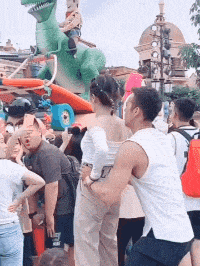 哥们|搞笑GIF:敢欺负我朋友,找死吧兄弟!