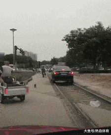 哈雷|内涵GIF：脚踏式哈雷，666